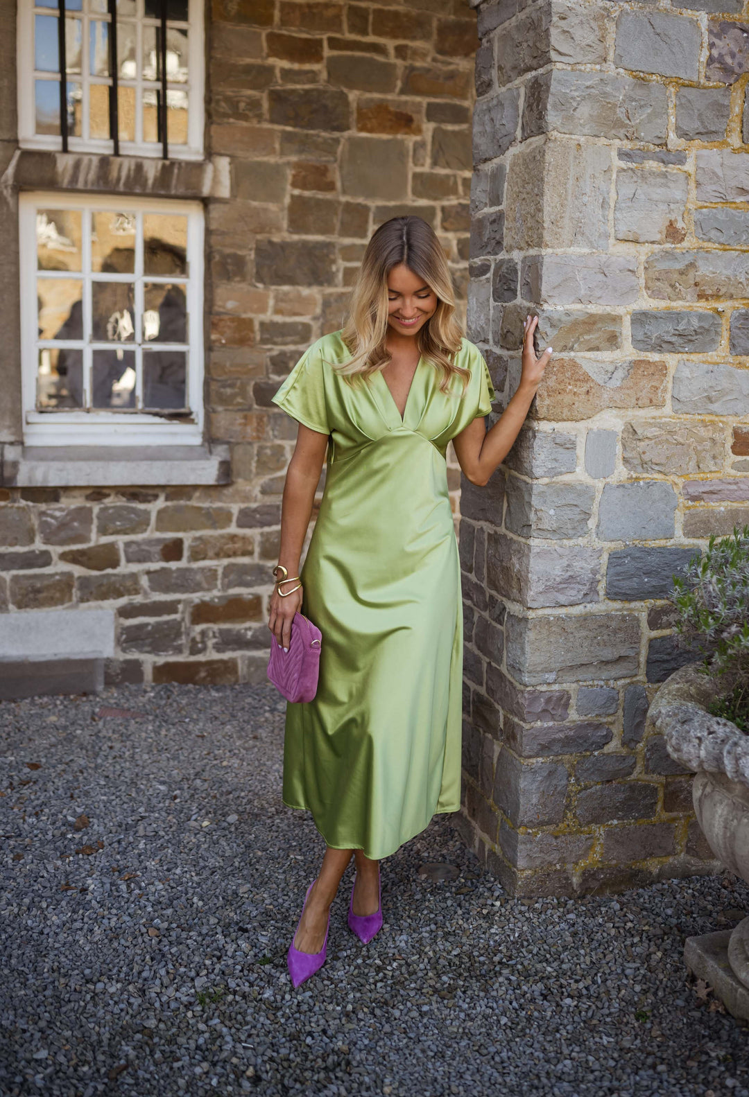 Eleanor | Satin kjole med V-udskæring